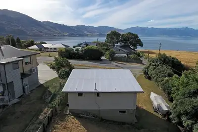 Image de Cosy Kiwi Bach with lake views | Close to ski fields | 1 minute walk to the lake