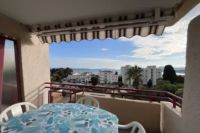Image de Superbe T3 climatisé avec vue sur la mer et accès à la piscine