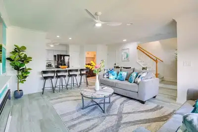 Image de Walk to Ocean: Carolina Beach Condo w/ 2 Balconies