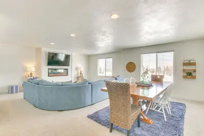 Image de Walk to Marina & Lake: Spacious Garden City Gem!