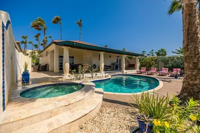 Image de Charming 2br Retreat w/ Private Pool, Hot Tub at Las Campeonas 27 by Bocobay