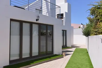 Image de Pelican Cove est une maison de vacances moderne de 4 chambres Ă Langebaan avec quelques vues sur la mer