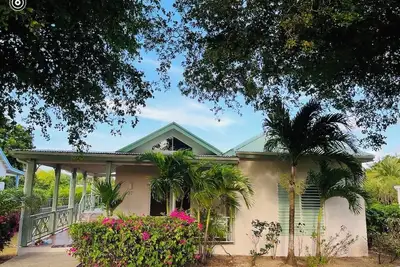 Gorgeous 3-bedroom house with WiFi in Cedar Valley Springs, next to Golf Course