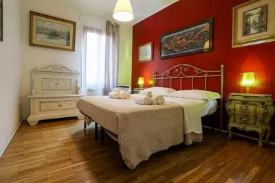 The apartment is located in the artistic district of Venice's most famous