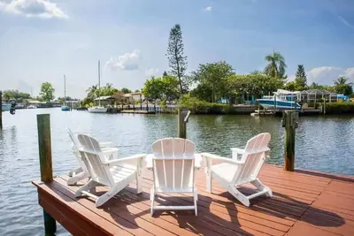 Image de Canal Front Retreat~Dock~Hot Tub~Games
