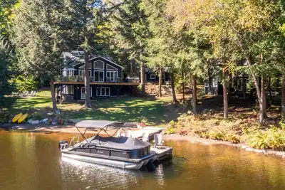 Image de 6 bedroom cottage and guest house with hot tub on Lake Muskoka