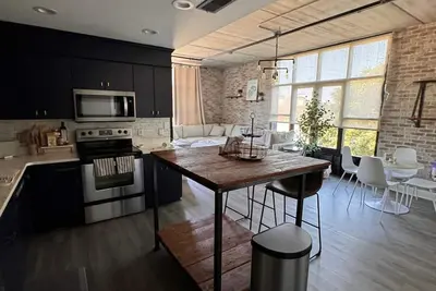 Image de Chic downtown condo. Walk to everything!