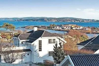 Image de Large vacation home right on the coast in a cozy summer town