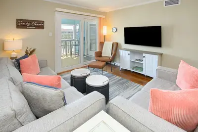 Image de Oceanfront 2 Br Condo with a Shared Pool! Beach House 302
