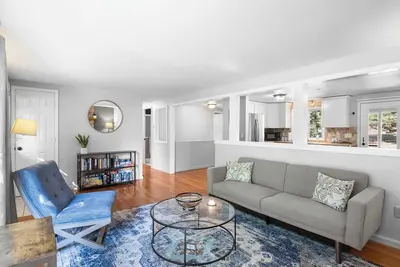 Image de Peaceful 4-bed getaway across from Clam Lake