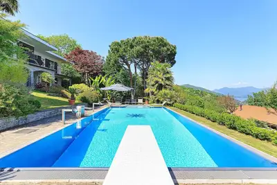 Image de Villa confortable avec piscine privée et vue sur le lac! - Villa Isabella