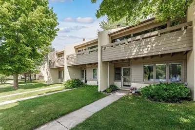 3-bedroom townhome in charming Cedar with Ac, WiFi. Enjoy your stay!