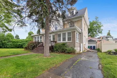 Image de Victorian Spacious 3-bedroom mansion in University Heights across Ub with WiFi