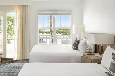 Image de Paradise Unit with Convenient Location, Shuttle Service, Onsite Parking, Pools!