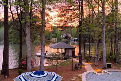 Image de Lakefront, 6br house, Hot Tub, Pet Friendly, Firepit, Game room, Kayak