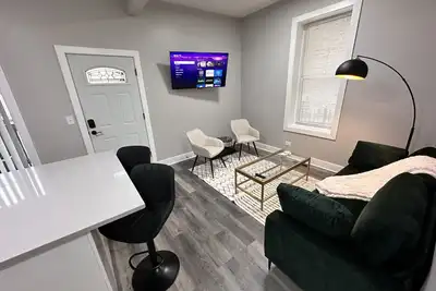 Image de Chic & Modern 2br/2ba Condo with Balcony | Prime Chicago Location!