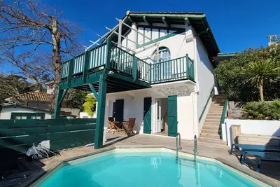 Image de Maison spacieuse avec beau jardin