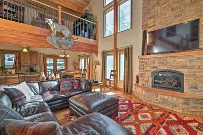 Image de Grinning Bear Lodge: Hot Tub, Large Deck, Fire-Pit & Mountain Serenity.