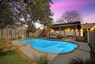 Image de ★Heated pool, Hot Tub, Gaming, Pizza oven, 18 mins to Dallas★