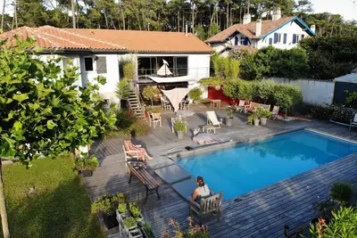 Image de Villa avec piscine en bord de forêt à quelques pas des plages