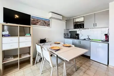 Image de T2 dans résidence avec piscine