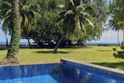 Image de Villa bord de mer avec piscine dans un grand jardin
