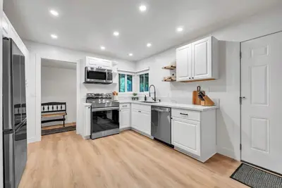 Image de Stunning new renovation & beautifully furnished home! Safe Sac neighborhood!