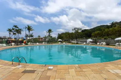 Image de Casa em condomínio com piscina, Wi-Fi e garagem