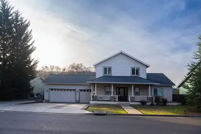 Image de Xenia Retreat- North Roseburg Area Family Retreat with Seasonal Pool