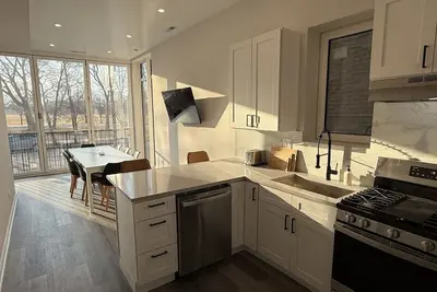 Image de Huge 6-Bedroom Retreat on the Park