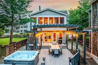 Image de Beachfront-Waves on Lake Michigan | Beachfront Hot Tub All Year | Outdoor Grill