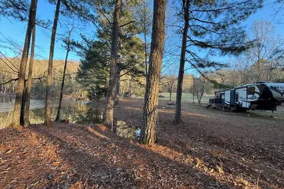 Image de Cozy 2-bedroom Rv with private pond in charming La Fayette