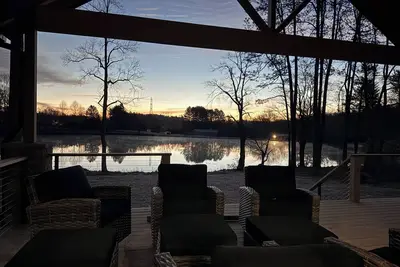Image de Luxury Lakefront Retreat  5br Modern Escape Near Asheville