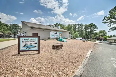 Image de 4 Mi to Greers Ferry Lake: Condo w/ Deck & Balcony