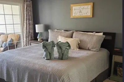 Image de Quaint, Quiet, Comfortable Condo in the Heart of Lake Ozark, Missouri