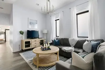 Image de 4 Bedroom - 4 Blocks to King St. with Parking