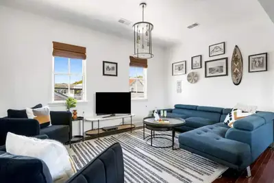 Image de 4 Bedrooms - 4 Blocks to King Street with Parking