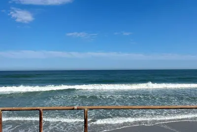 Image de Tranquil 2-bedroom unit, Steps from the beach!