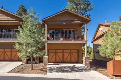 Image de Contemporary clean Truckee townhome 3bdr/2. 5ba