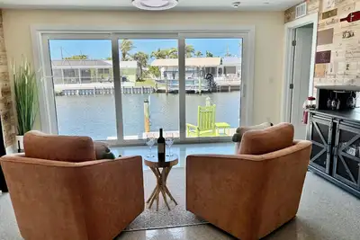 Image de New! Speakeasy-penny floor. 3bd 3bath Boat dock & Walk 2 town. Fabulous
