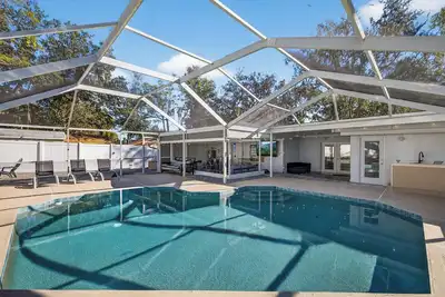 Image de Renovated 4br/3ba w Heated Pool, Outdoor Kitchen, Firepit 5 Min to Busch Gardens