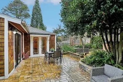 Image de West Seattle Home with garden and patio