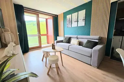 Image de Appartement 'Agréable 28m² - Ski Aux Pieds' avec vue sur la montagne et balcon