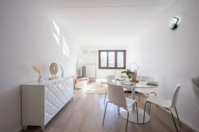 Image de Appartement 'De Charme Proche Du Lac' avec vue sur les montagnes et Wi-Fi