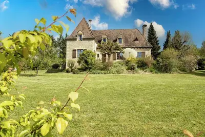 Image de Gîte Moderne et spacieux à Cazoulès avec Terrasse, Parking, Animaux Acceptés, Proche de Sarlat