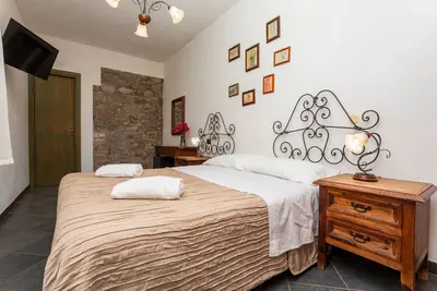 Image de Chambre 'Vicenzu' avec vue sur la montagne, Wi-Fi et climatisation