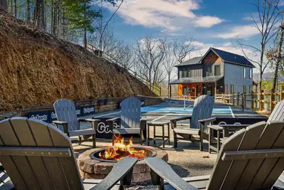 Image de Stunning Modern Cabin Pools Pickleball and Basketball Court Sleeps 26, 6 Bedroom