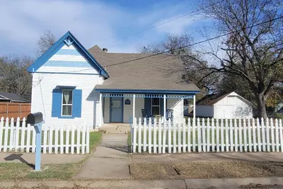 Image de Bluebonnet Cottage: Victorian Home w 2\/king beds & game room in central Cleburne