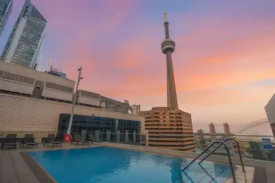 Image de Cn Tower View - Free Parking - Rooftop Pool - Hot Tub - Gym