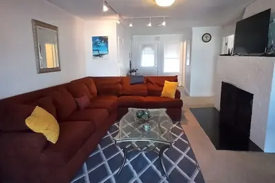 Image de Direct ocean view 4-bed 2 bath in fabulous Hull with Ac, WiFi deck walk to beach